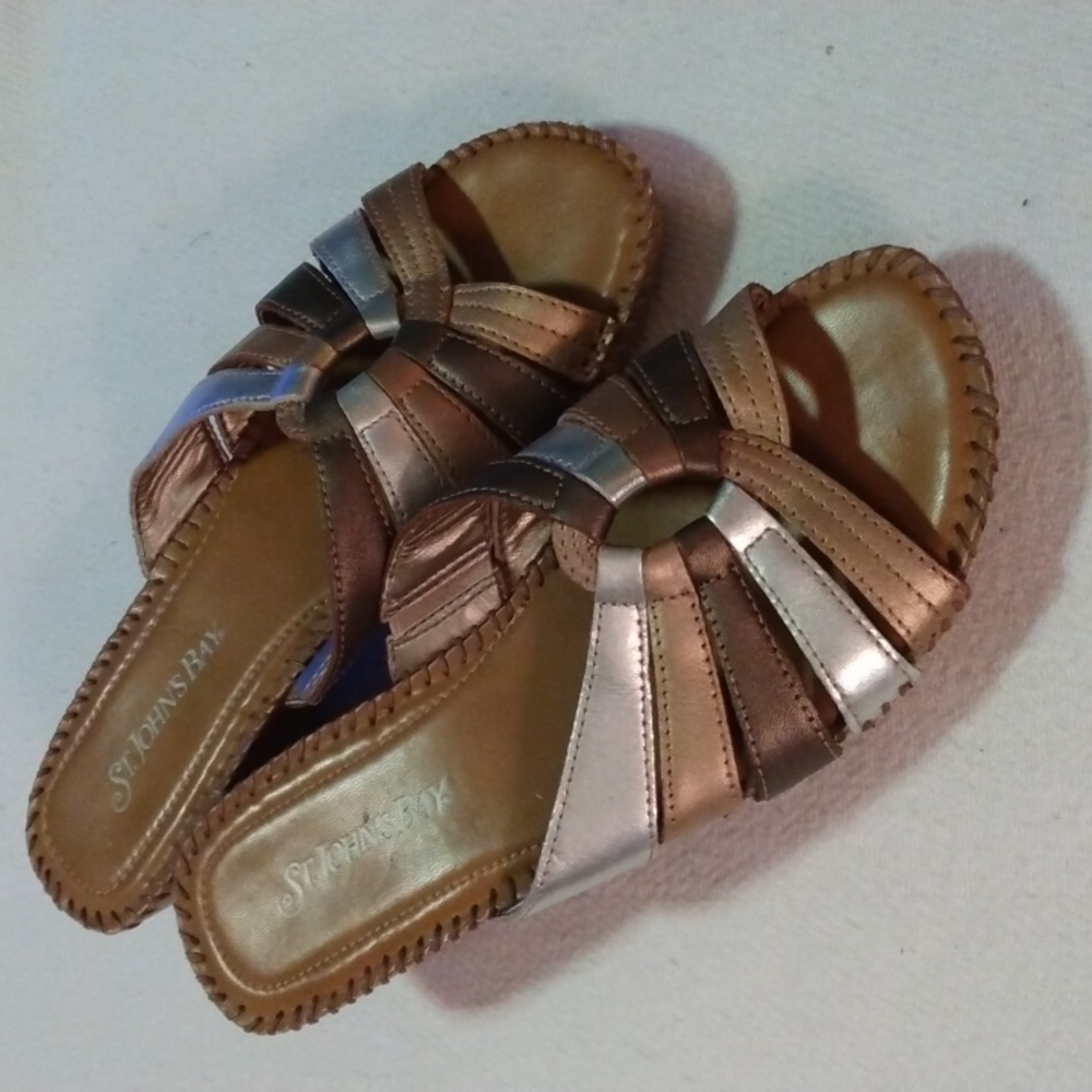 🌞🌞🌞St. John's Bay size 7M metallic slip on sandals EUC